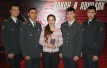 В Прокопьевске курсантам-стажерам вручили первые офицерские погоны полицейских